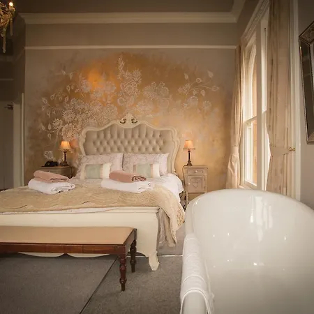 מלון Brockley Hall 4*